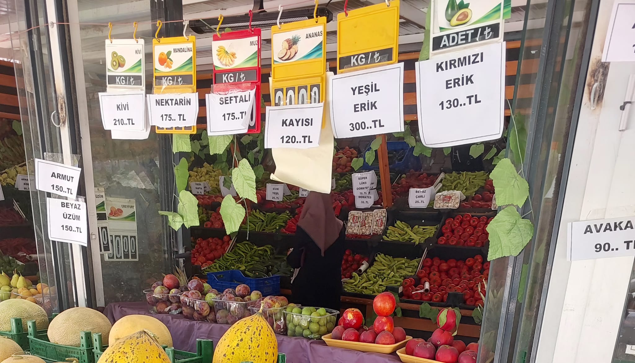 Manav Tezgahları Kuyumcu Vitrinleri ile Yarışıyor