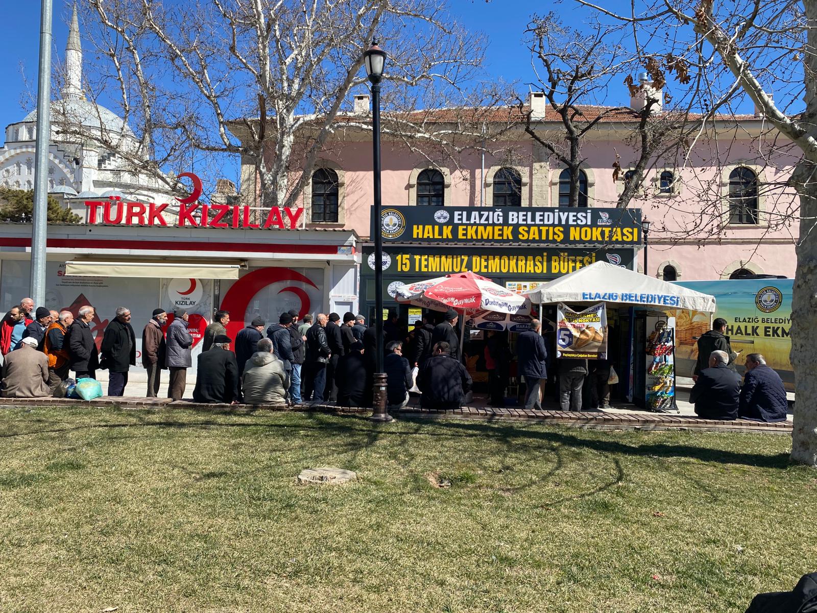 5 Liralık Ekmek  Kuyruğu Halkın Durumu 