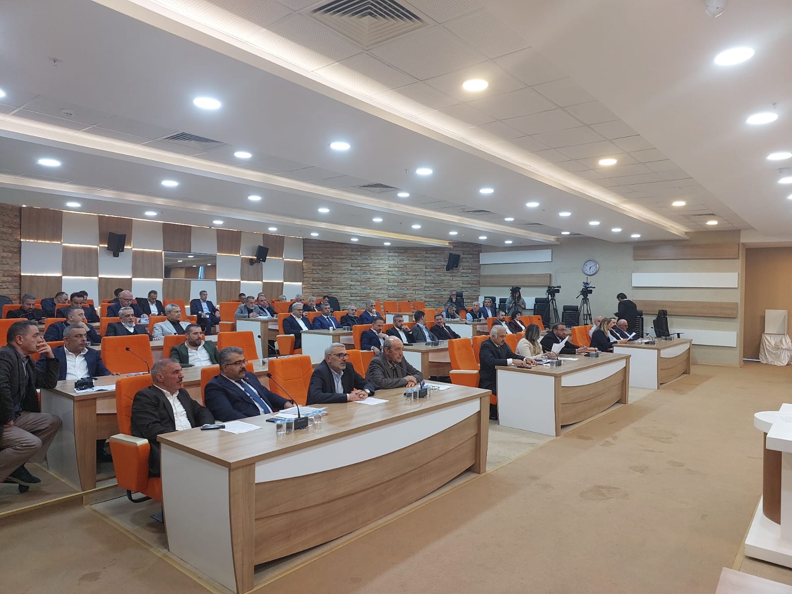 AKP ve MHP Yaşlıların Ücretsiz Yolculuk  Hakkına Göz Koydu