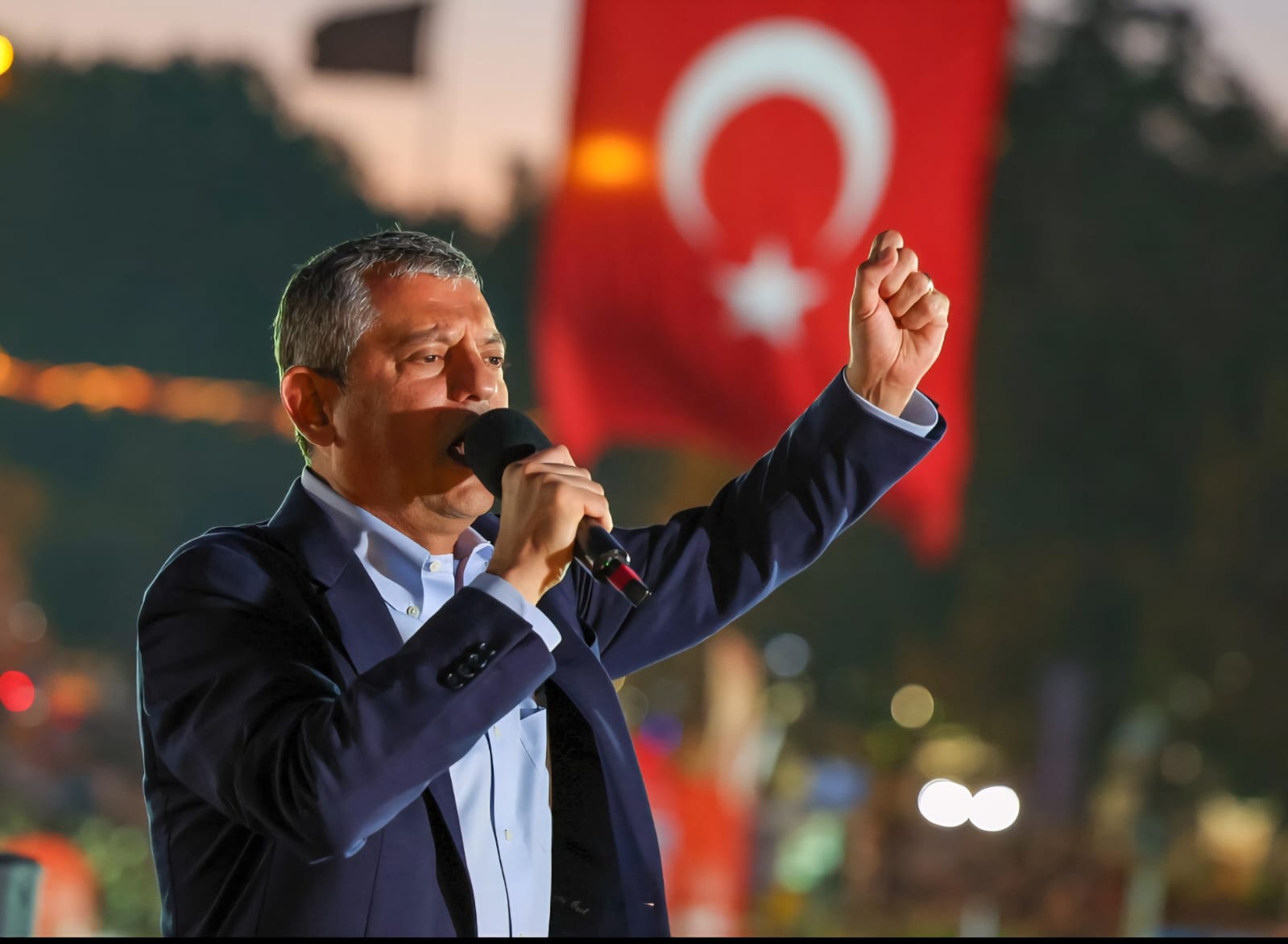 “Bana Parti Başında Kalmayı Rüşvet Teklif Ediyor