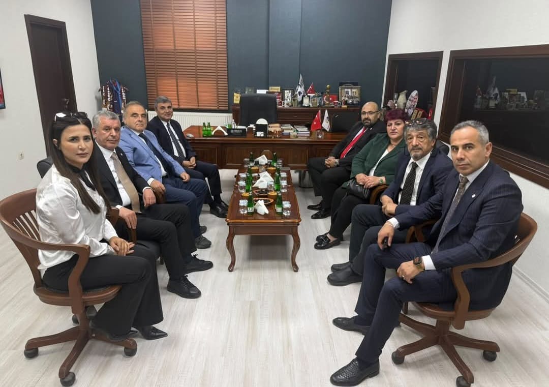 “YENİ’nin Monşerleri Cevap Vermek Yerine PR Derdine Düştü”